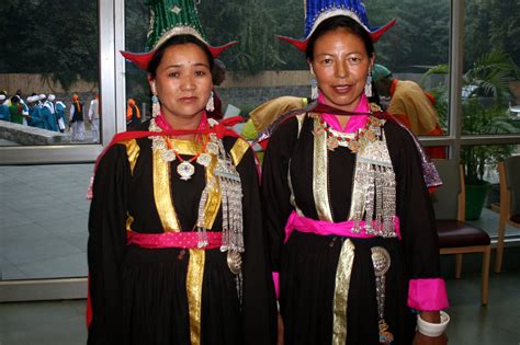 Traditional dresses of jammu and kashmir for men the traditional pheran is the most popular form of dress among both men and women. Ladakhi Women in Traditional Dress | A festival of Jammu ...