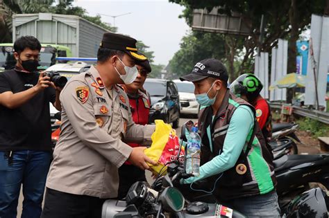 Polres Tangerang Selatan Bagikan Paket Sembako Untuk Masyarakat