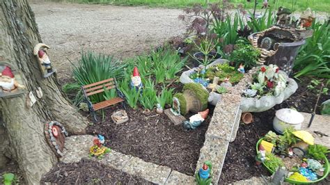 When it comes to decorating, it isn't just the inside of your home that needs some updating every once in a while. Pin by Dara Stambaugh on Gnome gardening (With images ...