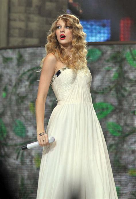 Taylor Swift Singing Love Story At The Fearless Tour After Picture Taylor Swift Singing
