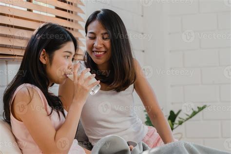Un Couple De Femmes Lgbtq Lesbiennes Asiatiques Prend Son Petit