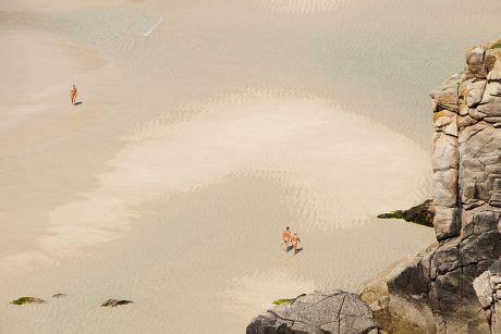 Nude Bathers On Nudism Beach Porthcurno Foto De Stock De Contenido