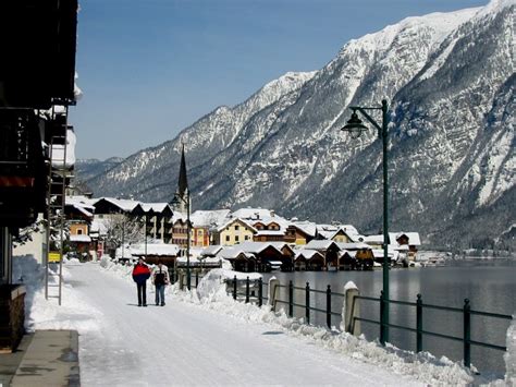 On Foot In The Winter Your Holiday In Hallstatt Austria