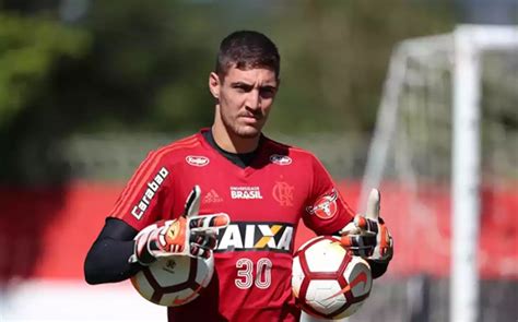 Revelado pelo Flamengo goleiro Thiago rescinde time português