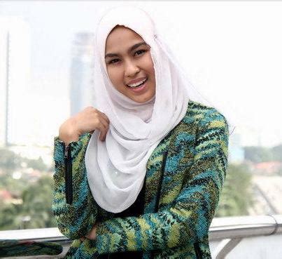 Tertarik dengan setiap gaya penampilan yang ditonjolkan oleh pelakon drama dalam hati ada taman. Adik Elfira Loy Bertudung Kerana Mimpi Kiamat ~ Bila Han ...