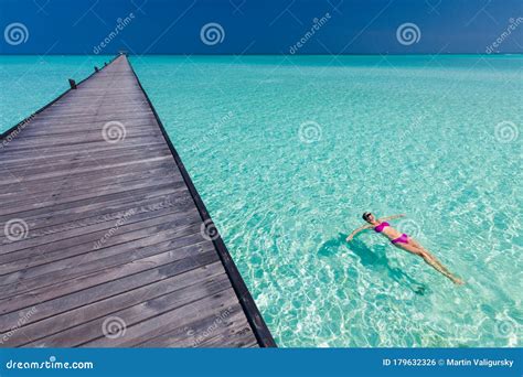 Joven Y Preciosa Mujer En Bikini En Una Isla Tropical Foto De Archivo Imagen De Maldivas