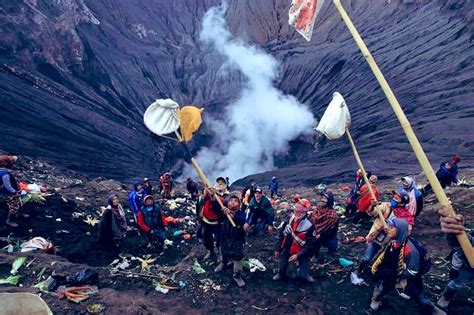 Ritual Adat Labuh Sesaji Kearifan Lokal Kawah Gunung Bromo Yang