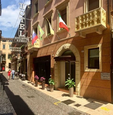 Oui, la distance entre grand hotel terme, sirmione et vérone est de 42 km. Giulietta e Romeo Hotel - UPDATED 2017 Prices & Reviews ...