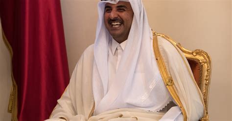 أفراد من عائلة آل ثاني يباركون لأمير قطر مولوده الجديد ...