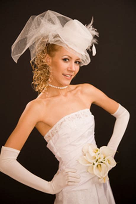 Idéal pour un mariage blanc, notre capeline olivia embellira votre tenue que vous soyez future mariée ou demoiselle d'honneur, le beau chapeau de mariage olivia. Coiffure de mariage avec chapeau