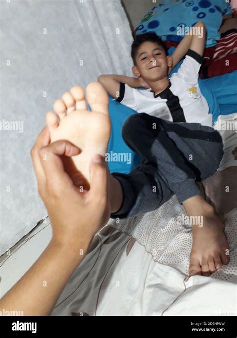 Tickle Boy Feet Fotos Und Bildmaterial In Hoher Auflösung Alamy