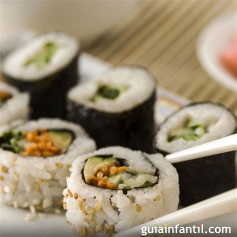 Al pescado seleccionado se le suele acompañar de unas gotas de aceite, un. Sushi de salmón, receta fácil para hacer en casa