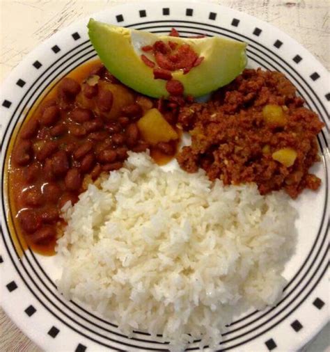 Como por ejemplo el arroz con habichuelas cubano. Arroz blanco, habichuelas colaradas, corned beef y ...