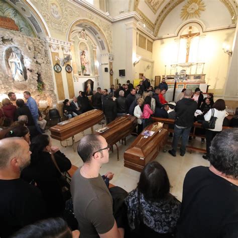 Casteldaccia I Funerali In Cattedrale Di Palermo Folla Alla Camera