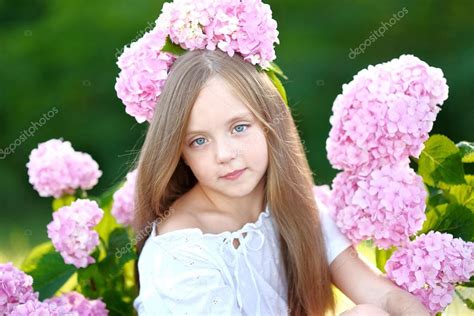 Retrato De Niña Con Flores Hortensias Fotografía De Stock