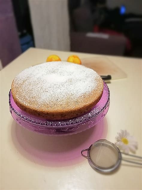 E' facile da preparare ed è soffice e leggera. Torta all' acqua con scaglie di cioccolato fondente ...