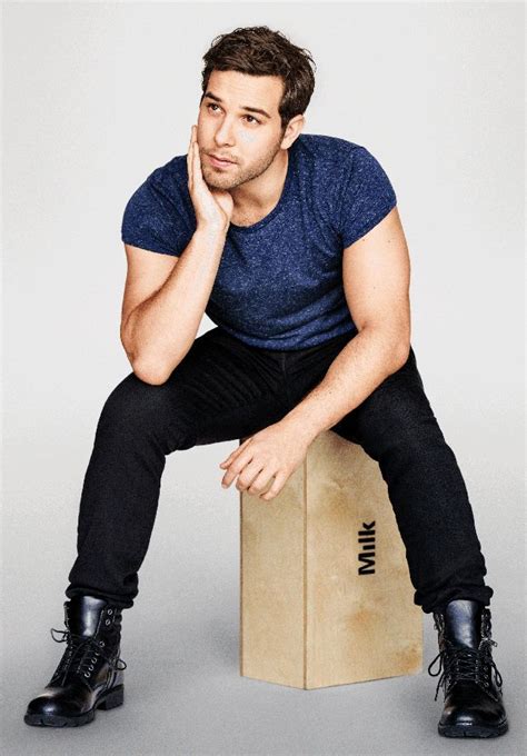 Pitch Perfect 2s Skylar Astin Loves The Bachelor Skylar Astin