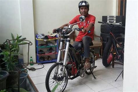 Rutin accik tetiap kali balik kampung, memastikan rumput pendek dan tiada kemuncup yang akan menggeletek betis dan peha accik dan penghuni di rumah kampung ini. Sepeda Dimodifikasi Menggunakan Mesin Potong Rumput ...