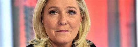 Closer affiche Marine Le Pen en maillot de bain sur sa Une - Mona FM