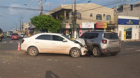 Avanço De Preferencial Provoca Acidente Entre Dois Carros No Cruzamento