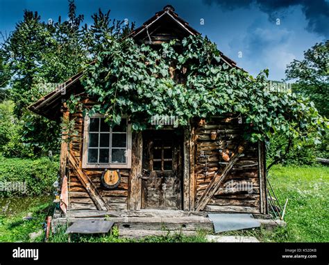 Run Down Shed Hi Res Stock Photography And Images Alamy