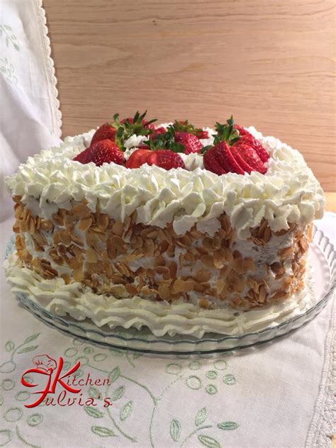 Torta Di Compleanno Con Panna E Fragole Videoricetta Fulvia S Kitchen