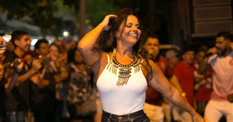 Carnaval Veja Fotos Da Rainha Viviane Araujo Em Ensaio De Rua