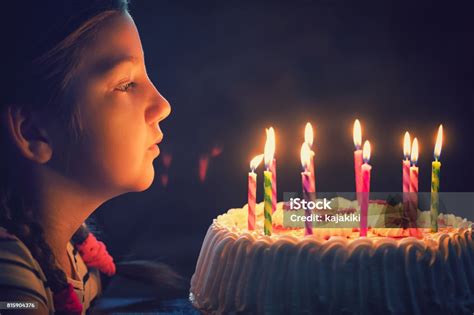 Gadis Kecil Bahagia Meniup Lilin Pada Kue Ulang Tahun Foto Stok Unduh Gambar Sekarang Istock