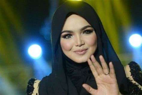 Berbagai lagu raya yang hits ada hehe. 7 Lagu Lawas Siti Nurhaliza yang Masih Asyik Sampai Sekarang