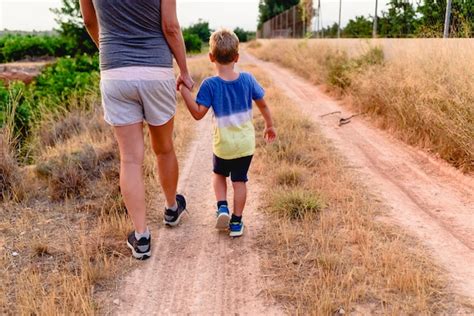 Madre E Hijo Caminando Sobre Sus Espaldas Foto Premium