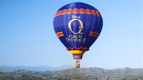 1905 kansas, oscar diggs pesulap dan penipu dalam sirkus keliling. Disney's Oz The Great and Powerful Balloon Tour Begins