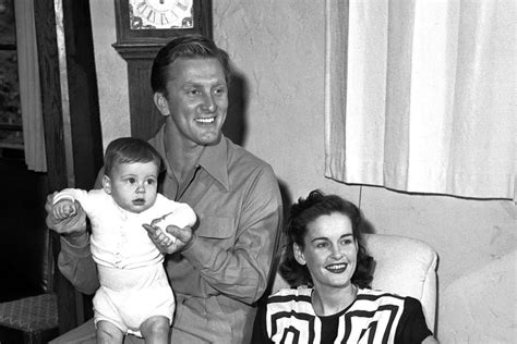 Kirk Douglas Et Diana Dill Avec Leur Second Enfant Joel En 1947