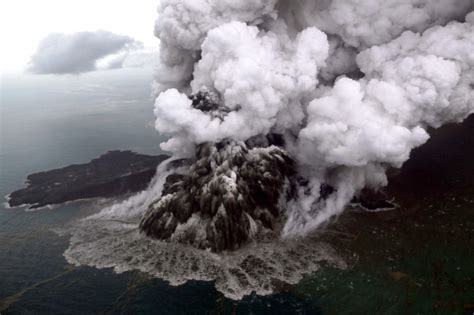 Erupsi Anak Krakatau Di Selat Sunda Medcomid