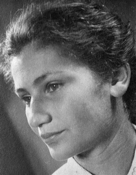 Née à nice en 1927, simone jacob fait une scolarité brillante qui est brutalement interrompue lorsqu'elle est déportée à. Rescapée de déportation - Simone Veil, celle qui a libéré ...