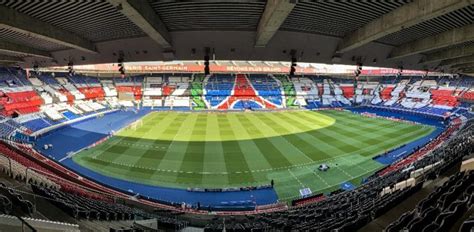 David ramos e sebastian widmann/bongarts via getty images. Un immense tifo au Parc pour PSG-Bayern