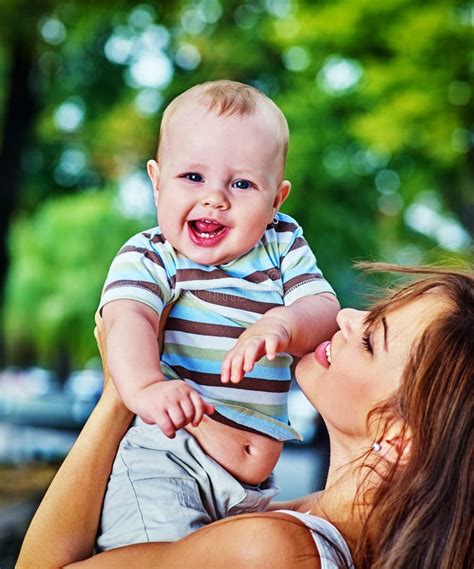 Bebé En El Parque Al Aire Libre Niño En Las Manos Del S De La Mamá