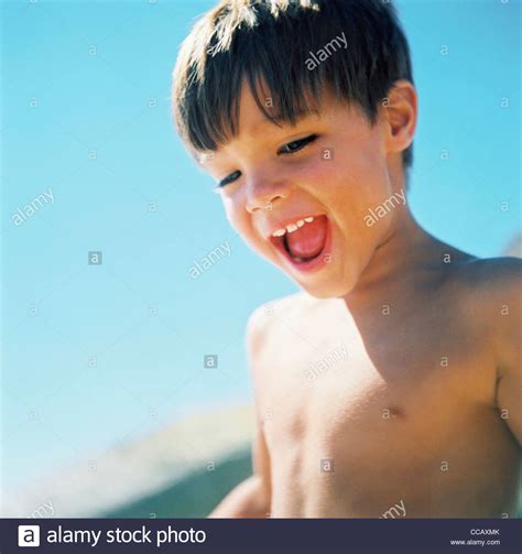 Grinsende Nackten Oberk Rper Junge Stockfoto Bild Alamy