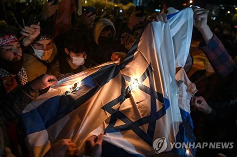 Jun 16, 2021 · 청와대는 최근 g7 정상회의 사진 조작 논란에도 휩싸였다. 독일 유대교회당 앞서 이스라엘 국기 불타…보안당국 수사 ...