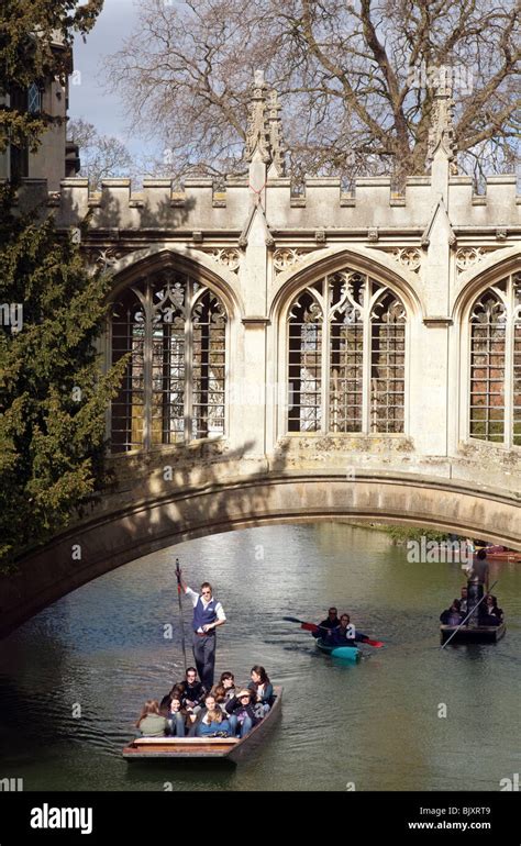 Cambridge Punting At The Bridge Of Sighs St Johns College Cambridge
