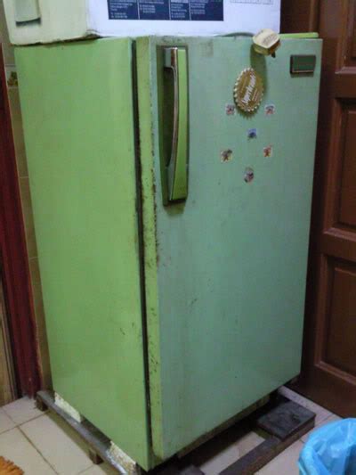 Bingkai getah pintu telah rosak dan tertanggal menyebabkan pintu tak dapat tutup. Kay Jue Blog: frost