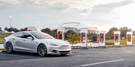 Tesla superchargers are slowly becoming a common sight in service stations and car parks across the uk, and according to the ev maker there are now more than 12,800 of the charging points worldwide. Tesla erhöht Supercharger-Tarife ohne Vorwarnung ...