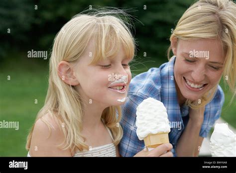 Madre E Hija Comiendo Conos De Helado Fotografía De Stock Alamy