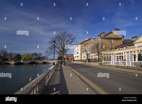 Embankment Bedford Town Bridge Swan Hotel Stock Photo Alamy