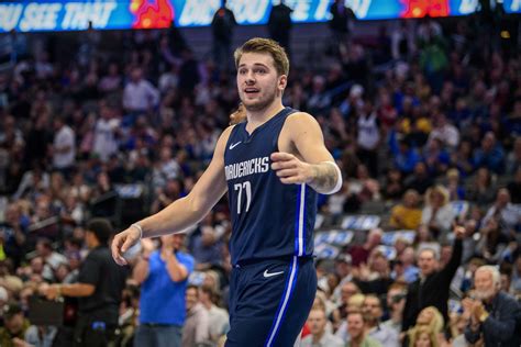 He is the son of basketball player and coach saša dončić. Luka Doncic lights up Warriors with 33-point first half