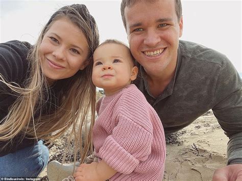 Hilarious Moment Bindi Irwin Fails To Take Selfie With Daughter Grace