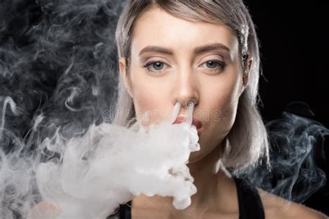 Fumo Vaping E De Sopro Da Mulher Do Cigarro Eletrônico Do Nariz Imagem de Stock Imagem de