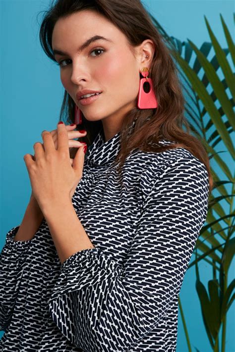 Graphic Earring Coral