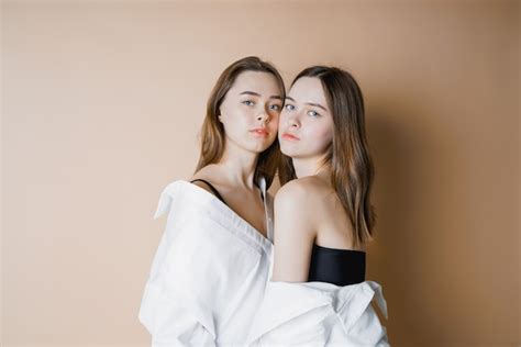 Modelos De Moda Dos Hermanas Gemelas Hermosas Chicas Desnudas Mirando A La Cámara Foto Premium