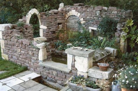 Wie eine steinmauer garten und terrasse verwandeln kann, zeigt dieses beispiel eindrucksvoll: Pin de Frances Halpern en Country Garden | Gartenmauern ...