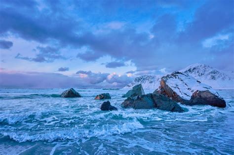 Costa Del Mar De Noruega En La Costa Rocosa En El Fiordo Al Atardecer